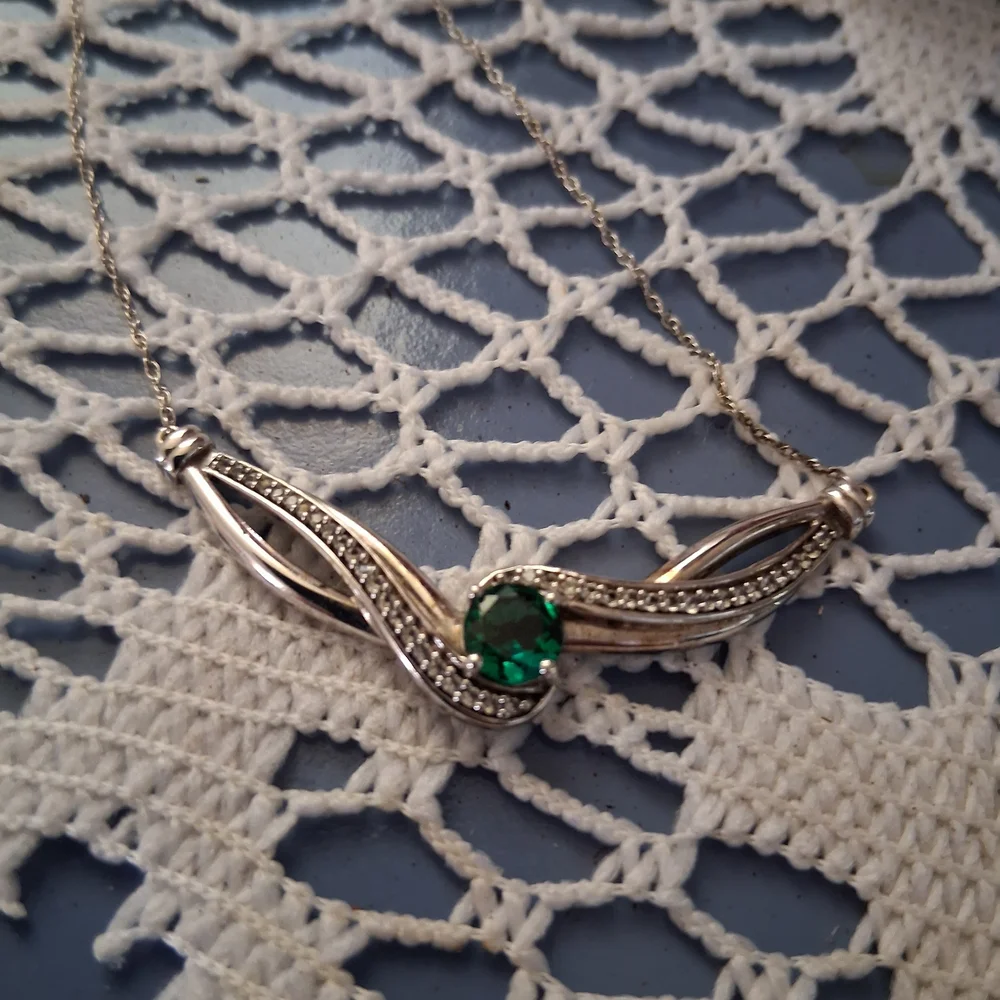 Elegant 925 Sterling Silver Necklace with A Emerald Gemstone - Picture 5 of 5